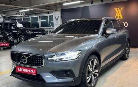 Volvo V60 Cross Country II, 2020 год, 3 450 000 рублей, 1 фотография