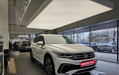 Volkswagen Tiguan II, 2023 год, 4 940 000 рублей, 3 фотография