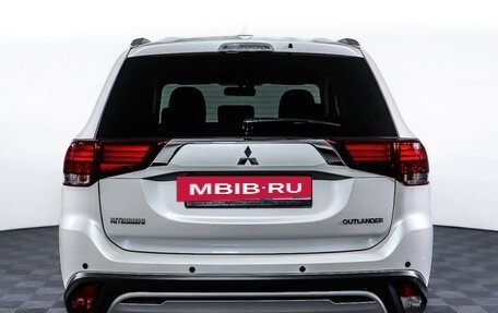 Mitsubishi Outlander III рестайлинг 3, 2020 год, 2 449 000 рублей, 6 фотография