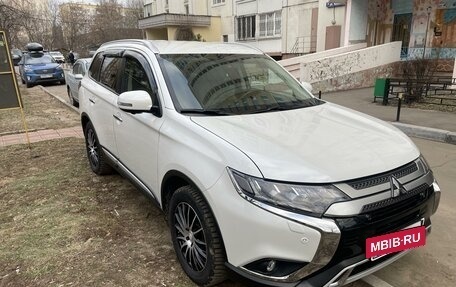 Mitsubishi Outlander III рестайлинг 3, 2021 год, 3 550 000 рублей, 7 фотография