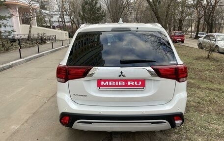 Mitsubishi Outlander III рестайлинг 3, 2021 год, 3 550 000 рублей, 10 фотография