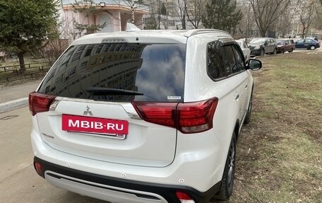 Mitsubishi Outlander III рестайлинг 3, 2021 год, 3 550 000 рублей, 12 фотография