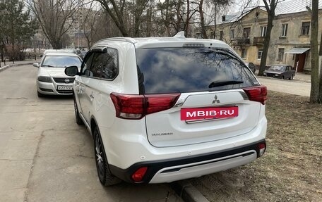 Mitsubishi Outlander III рестайлинг 3, 2021 год, 3 550 000 рублей, 11 фотография