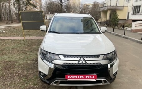 Mitsubishi Outlander III рестайлинг 3, 2021 год, 3 550 000 рублей, 14 фотография