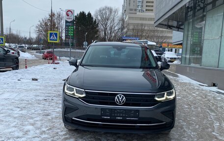 Volkswagen Tiguan II, 2021 год, 3 118 000 рублей, 1 фотография