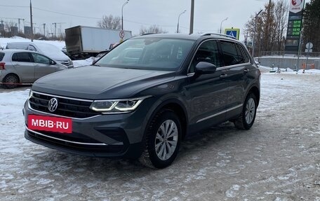 Volkswagen Tiguan II, 2021 год, 3 118 000 рублей, 2 фотография