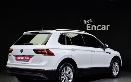 Volkswagen Tiguan II, 2020 год, 2 621 000 рублей, 2 фотография