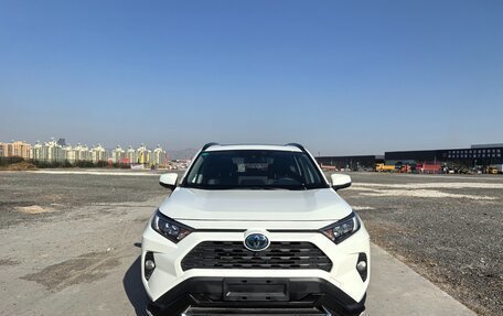 Toyota RAV4, 2021 год, 2 630 000 рублей, 2 фотография