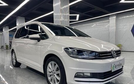 Volkswagen Touran III, 2021 год, 1 832 000 рублей, 2 фотография