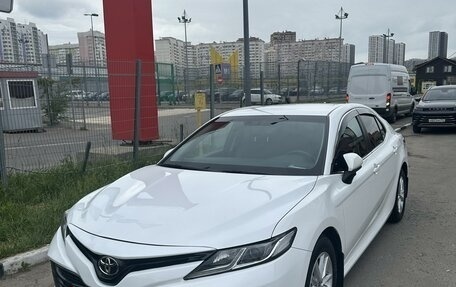 Toyota Camry, 2020 год, 2 600 000 рублей, 4 фотография