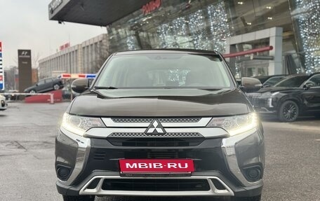 Mitsubishi Outlander III рестайлинг 3, 2019 год, 2 390 000 рублей, 2 фотография