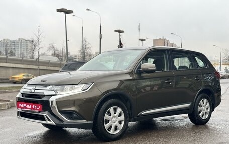 Mitsubishi Outlander III рестайлинг 3, 2019 год, 2 390 000 рублей, 8 фотография