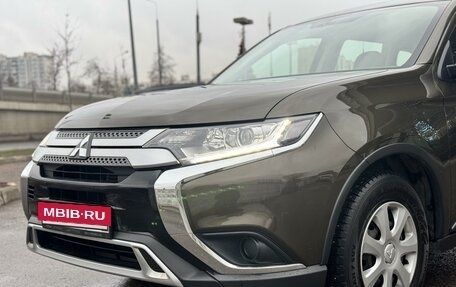 Mitsubishi Outlander III рестайлинг 3, 2019 год, 2 390 000 рублей, 9 фотография