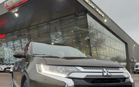 Mitsubishi Outlander III рестайлинг 3, 2019 год, 2 390 000 рублей, 33 фотография