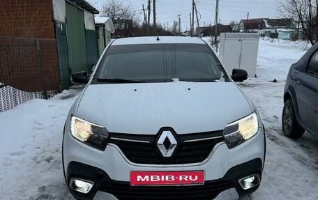 Renault Logan II, 2018 год, 900 000 рублей, 1 фотография