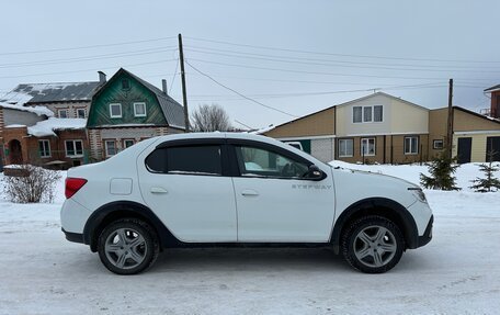 Renault Logan II, 2018 год, 900 000 рублей, 3 фотография