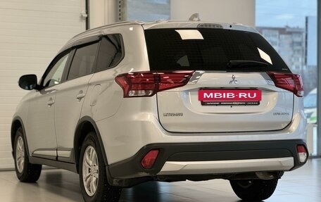 Mitsubishi Outlander III рестайлинг 3, 2018 год, 2 300 000 рублей, 6 фотография