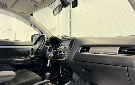 Mitsubishi Outlander III рестайлинг 3, 2018 год, 2 300 000 рублей, 17 фотография