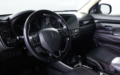 Mitsubishi Outlander III рестайлинг 3, 2021 год, 2 344 000 рублей, 14 фотография