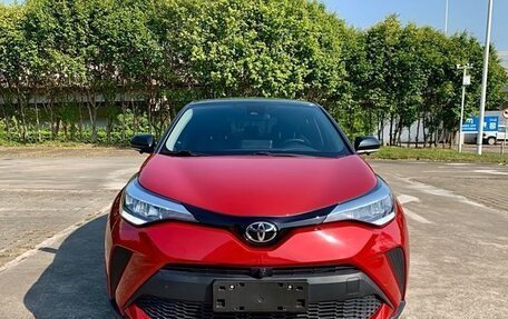 Toyota C-HR I рестайлинг, 2022 год, 2 300 000 рублей, 2 фотография