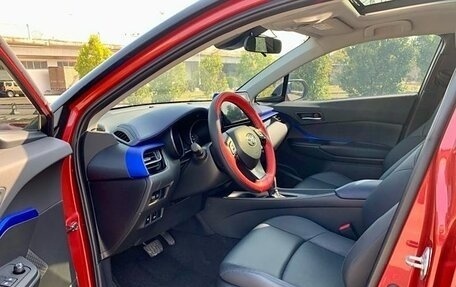 Toyota C-HR I рестайлинг, 2022 год, 2 300 000 рублей, 9 фотография