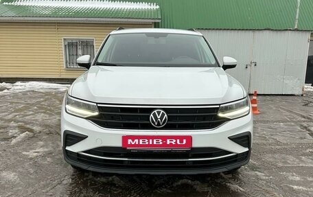 Volkswagen Tiguan II, 2021 год, 2 320 000 рублей, 2 фотография