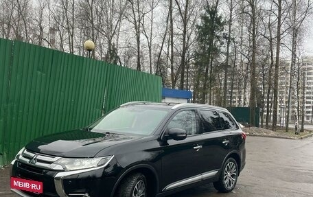 Mitsubishi Outlander III рестайлинг 3, 2017 год, 2 370 000 рублей, 5 фотография