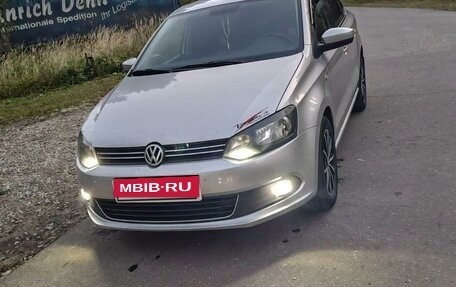 Volkswagen Polo VI (EU Market), 2011 год, 870 000 рублей, 2 фотография