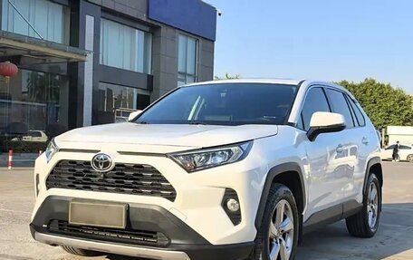 Toyota RAV4, 2021 год, 2 500 000 рублей, 2 фотография