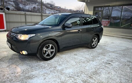 Mitsubishi Outlander III рестайлинг 3, 2013 год, 1 820 000 рублей, 2 фотография