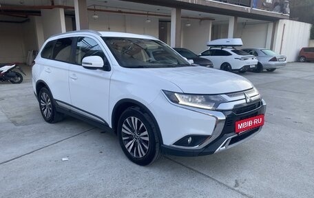 Mitsubishi Outlander III рестайлинг 3, 2019 год, 2 399 000 рублей, 2 фотография