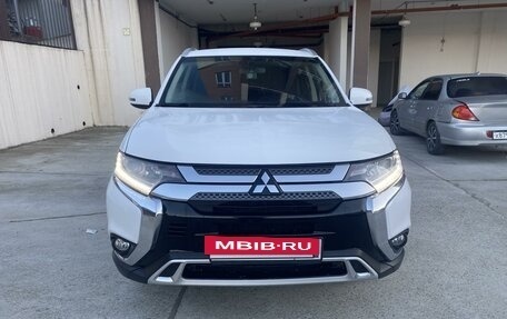 Mitsubishi Outlander III рестайлинг 3, 2019 год, 2 399 000 рублей, 3 фотография