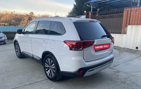 Mitsubishi Outlander III рестайлинг 3, 2019 год, 2 399 000 рублей, 6 фотография