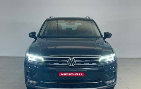 Volkswagen Tiguan II, 2018 год, 2 295 000 рублей, 2 фотография