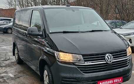 Volkswagen Caravelle T6 рестайлинг, 2021 год, 3 750 000 рублей, 2 фотография