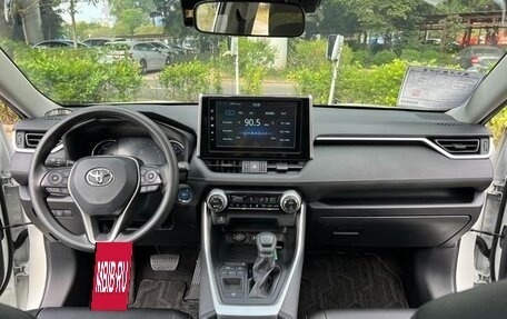 Toyota RAV4, 2021 год, 2 600 000 рублей, 10 фотография