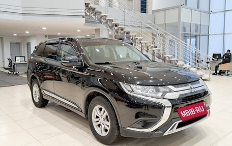 Mitsubishi Outlander III рестайлинг 3, 2018 год, 2 190 000 рублей, 3 фотография