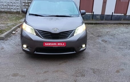 Toyota Sienna III, 2011 год, 2 000 000 рублей, 2 фотография