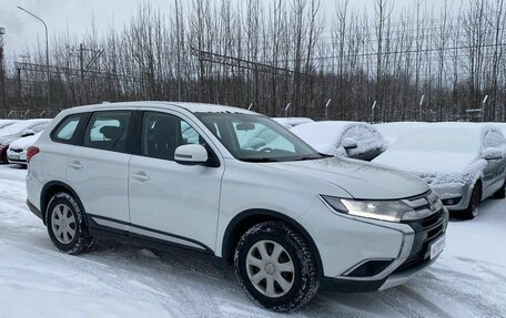 Mitsubishi Outlander III рестайлинг 3, 2017 год, 1 695 000 рублей, 3 фотография