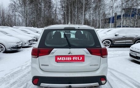 Mitsubishi Outlander III рестайлинг 3, 2017 год, 1 695 000 рублей, 5 фотография