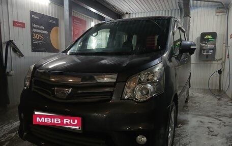 Toyota Noah III, 2012 год, 1 750 000 рублей, 2 фотография