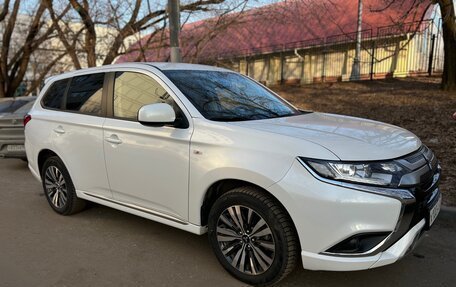 Mitsubishi Outlander III рестайлинг 3, 2022 год, 2 850 000 рублей, 6 фотография