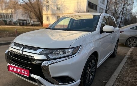 Mitsubishi Outlander III рестайлинг 3, 2022 год, 2 850 000 рублей, 2 фотография