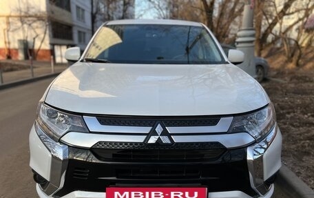 Mitsubishi Outlander III рестайлинг 3, 2022 год, 2 850 000 рублей, 3 фотография