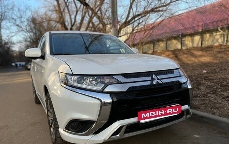 Mitsubishi Outlander III рестайлинг 3, 2022 год, 2 850 000 рублей, 4 фотография