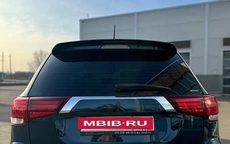 Mitsubishi Outlander III рестайлинг 3, 2016 год, 1 820 000 рублей, 6 фотография