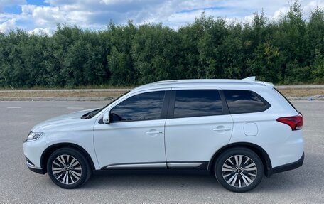 Mitsubishi Outlander III рестайлинг 3, 2021 год, 2 900 000 рублей, 2 фотография