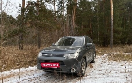 Mitsubishi Outlander III рестайлинг 3, 2013 год, 1 450 000 рублей, 2 фотография