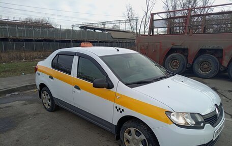 Renault Logan II, 2018 год, 700 000 рублей, 3 фотография