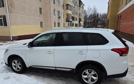 Mitsubishi Outlander III рестайлинг 3, 2016 год, 2 100 000 рублей, 3 фотография